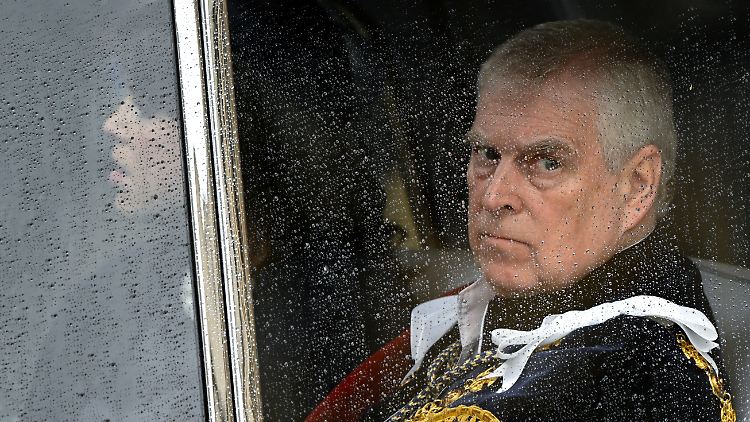 2020 trat Andrew von seinen royalen Pflichten zurück und wird seit 2022 auch nicht mehr mit "königliche Hoheit" angesprochen.