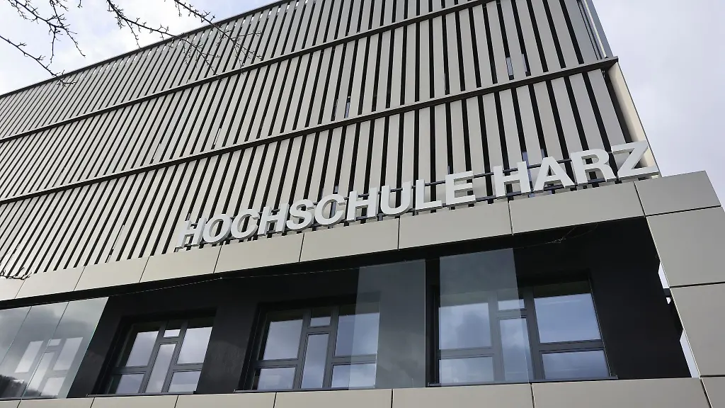 Blick-auf-einen-Gebaeudeteil-der-Hochschule-Harz