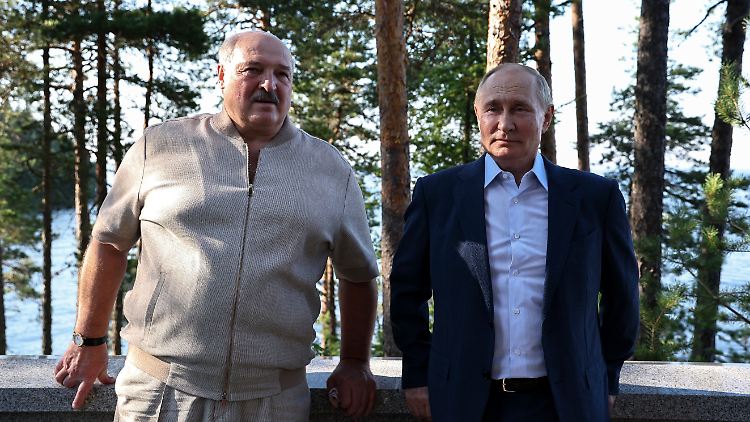 Diktatoren unter sich: Lukaschenko (links) unterstützt Putins Angriffskrieg.