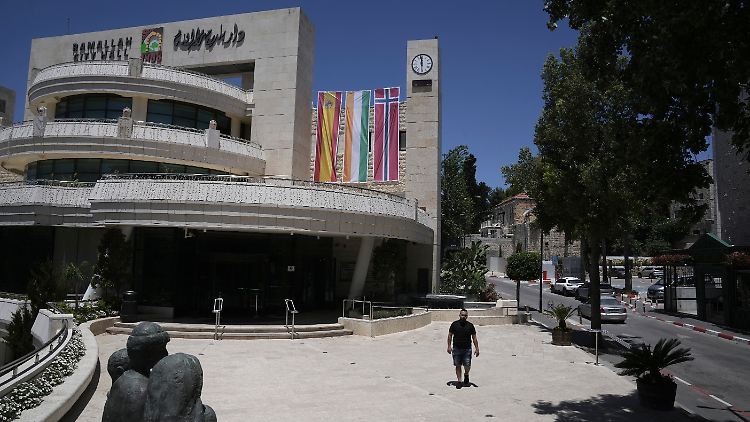 Empörung in Israel, Freude im Westjordanland: Die Flaggen Spaniens, Irlands und Norwegens am Rathaus von Ramallah, nachdem die drei europäischen Staaten Palästina als Staat anerkannt hatten.