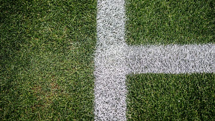 Die brutale Tat ereignete sich auf einem Fußballplatz. (Symbolbild)