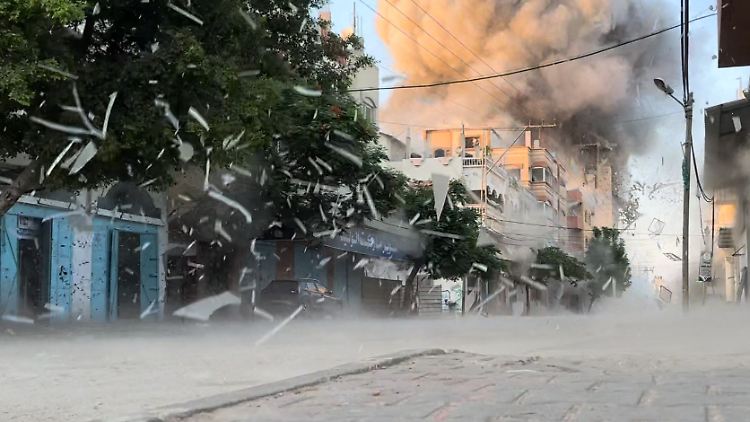 Auch heute griff Israel wieder Ziele im Gazastreifen - darunter dieses Wohngebäude in Nusseirat - an. 