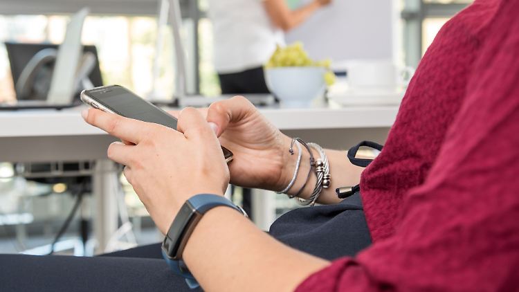 Auch am Arbeitsplatz stets zur Hand? Arbeitgeber haben Möglichkeiten, die Smartphonenutzung für Beschäftigte einzuschränken.