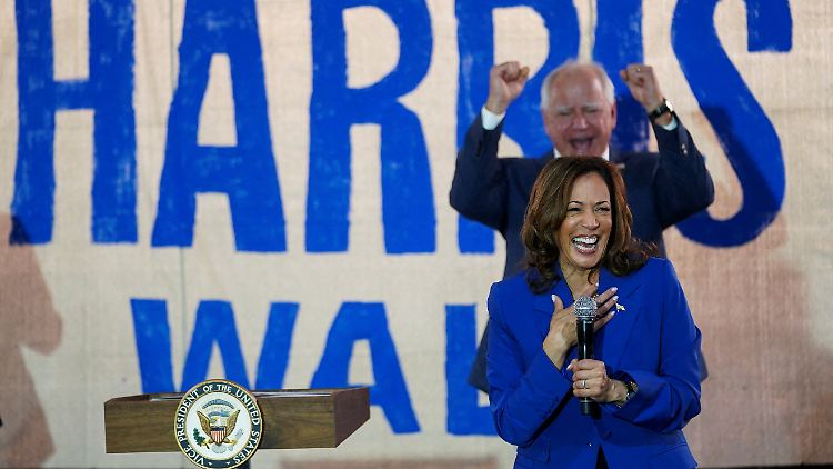 Harris und Walz lachen Trumps Beleidigungen weg.