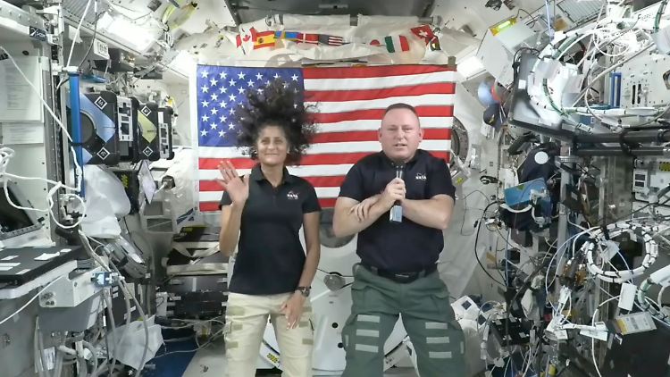 Williams und Wilmore seien eine große Extra-Hilfe an Bord der ISS, betont die NASA immer wieder - allerdings sind sie nun auch länger der dort höheren Strahlung ausgesetzt.