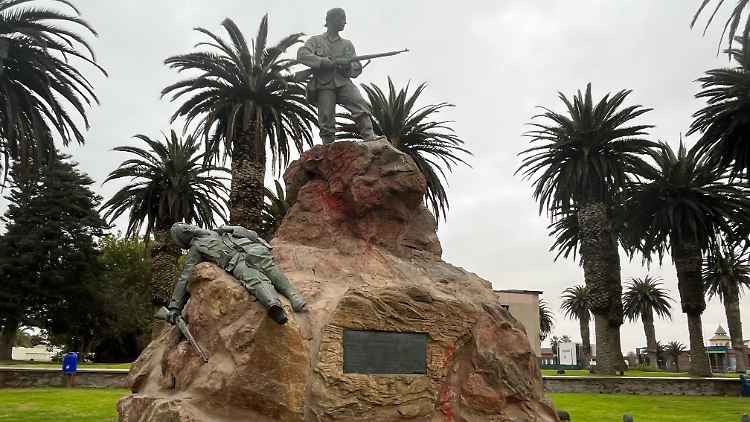 Das Marine-Denkmal für die deutschen Schutztruppen in Swakopmund. Nachfahren der Nama und Herero wollen es abgerissen sehen.