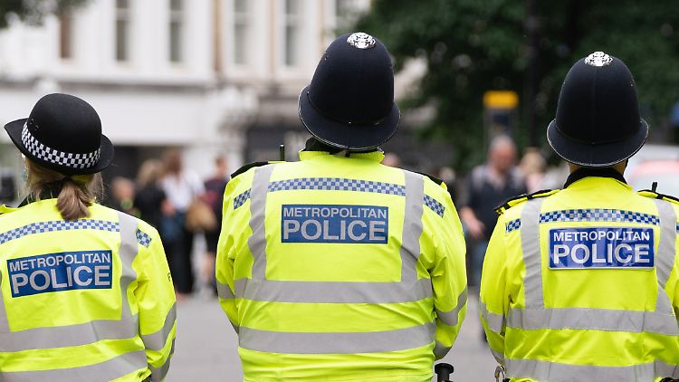 Die Stichwaffen sollen vom 26. August bis 23. September bei Polizeistationen in England und Wales abgegeben werden können.