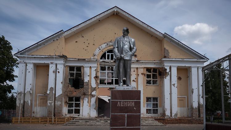 Es steht noch, ist aber sichtlich angeschlagen: ein Lenin-Denkmal in der russischen Region Kursk.