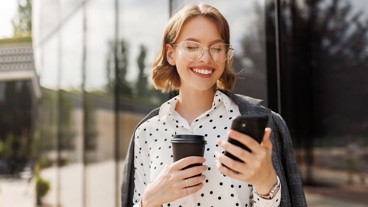 Je mehr "Nits", desto besser die Display-Helligkeit. Diese Smartphones brillieren in puncto Leuchtkraft.
