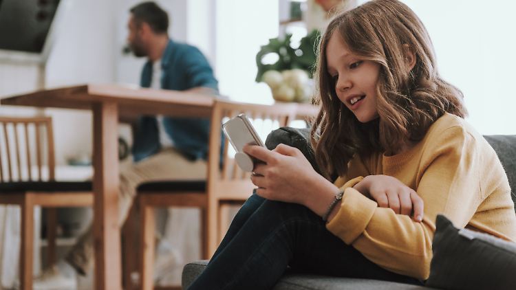 Smartphone oder Feature-Phone: Welches Handy ist das richtige für Kinder?