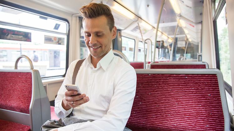 Spezifische Apps ermöglichen es, Lebensläufe und Anschreiben direkt vom Smartphone aus zu versenden. So lässt sich die Pendelzeit auch produktiv nutzen.