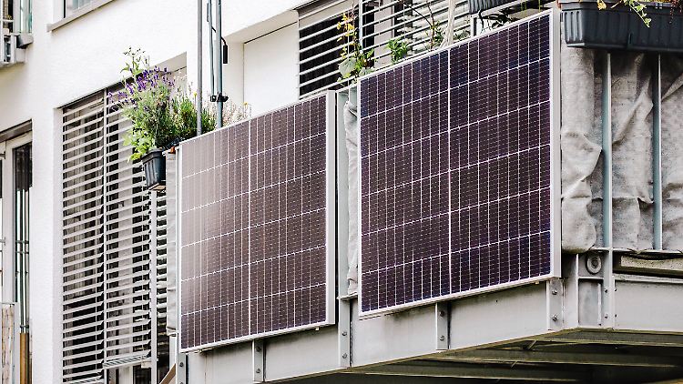 Müssen Mieter ihre Balkonkraftwerke eigentlich versichern? Und wer zahlt, wenn die Mini-PV-Anlage beschädigt wird?