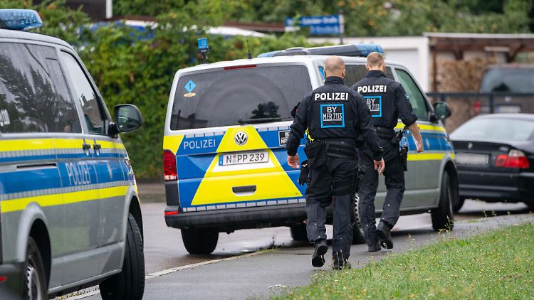 Als die Polizisten am Parkplatz eintrafen, fanden sie einen 42-jährigen Toten. 