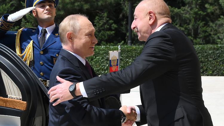 "Ich möchte anmerken, dass wir sehr zufrieden sind mit dem Niveau des Zusammenwirkens unserer Länder", sagte Aliyev (r.) zu Putin. 