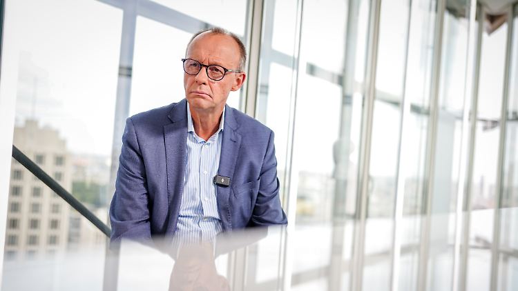 "Ich glaube, der Bundeskanzler lebt mittlerweile in einer anderen Welt. Er macht sich die Welt schön", sagt Merz.