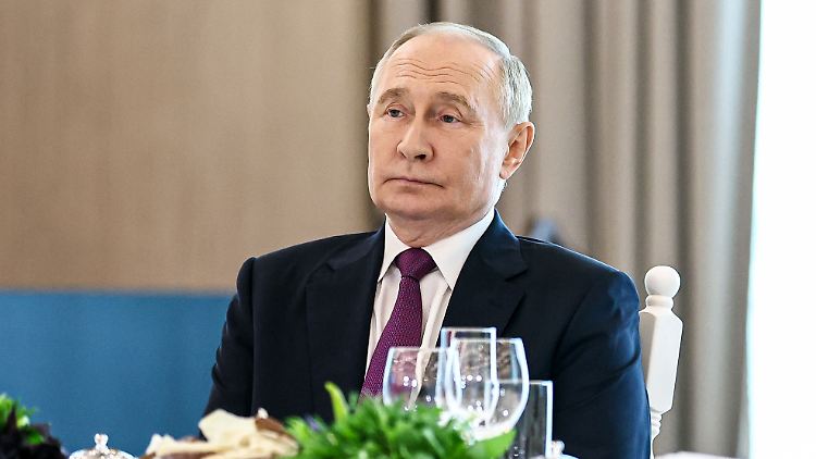 Während die Ukrainer sein Land besetzen, weilt Putin zum Staatsbesuch in Aserbaidschan und tut, als sei nichts gewesen.