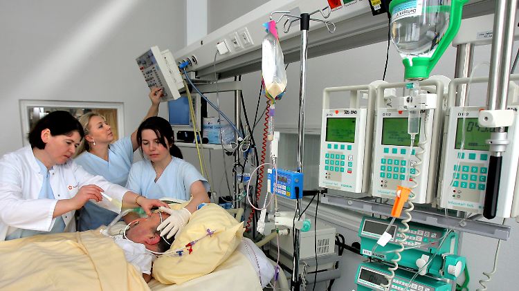 Menschen, bei denen die Sepsis zu spät erkannt wird, müssen meistens intensivmedizinisch betreut werden. 