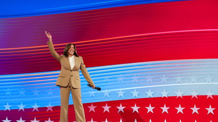 Auf dem Parteitag der US-Demokraten in Chicago schwört Präsident Biden die
Partei auf die Kandidatur von Vizepräsidentin Harris ein. 