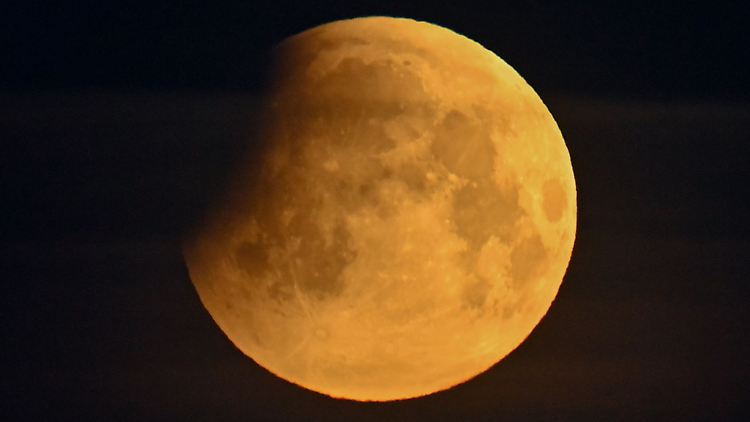 Wer die partielle Mondfinsternis am Freitag beobachten will, muss ab etwa 6 Uhr in den Himmel schauen - um 6.09 Uhr wird das Schattenspiel sichtbar.