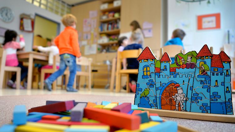 Beschäftigte in der Kindererziehung sind häufiger krank als in vielen anderen Berufsgruppen. 