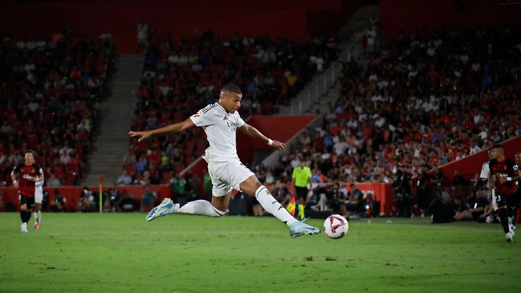 Kylian Mbappé spielt den Ball im Spiel gegen RCD Mallorca.