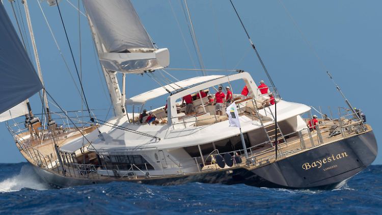 12 Gäste und 10 Crew-Mitglieder waren an Bord, als das Boot sank. Rettungskräfte konnten bisher 15 Menschen retten und eine Leiche bergen.