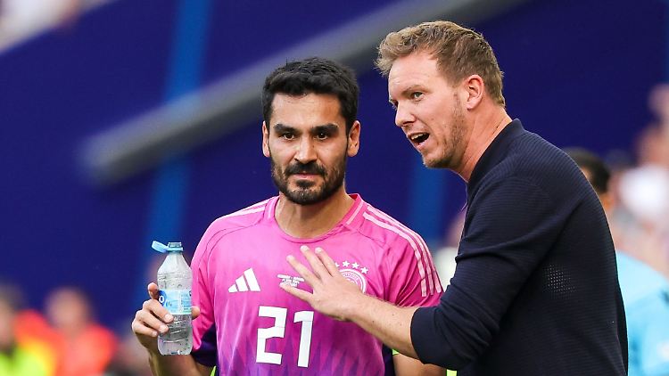 Ein Bild, das nun Vergangenheit ist: Bundestrainer Julian Nagelsmann und Kapitän Ilkay Gündogan im Gespräch am Spielfeldrand.