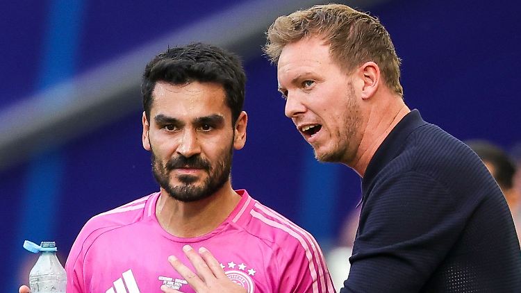 Bundestrainer Julian Nagelsmann und sein ehemaliger Kapitän Ilkay Gündogan im Gespräch am Spielfeldrand.