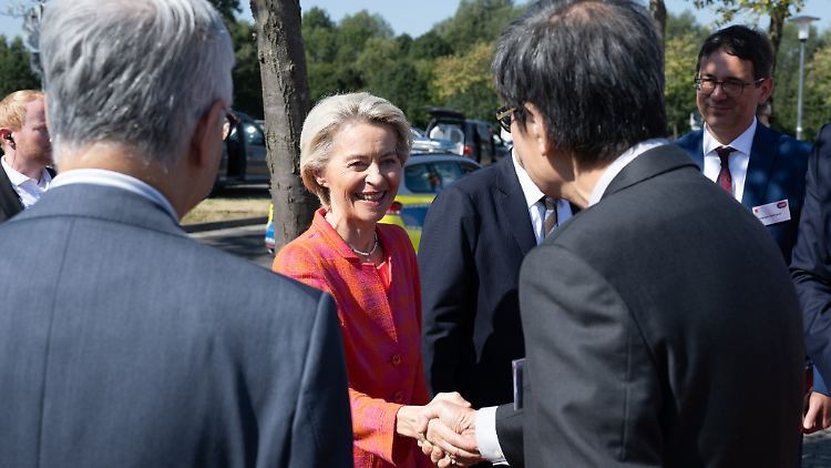 EU-Kommissionspräsidentin Ursula von der Leyen erscheint zur Grundsteinlegung in Dresden.