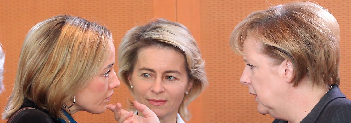 Spitzenfrauen im Kabinett: Merkel spricht mit Bundesfamilienministerin Kristina Schröder (l) und Bundesarbeitsministerin Ursula von der Leyen.