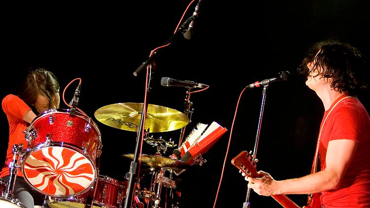 Schlagzeug, Gitarre, Stimme: "The White Stripes" in Aktion.