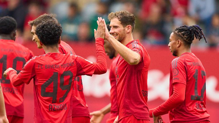Leon Goretzka hat Spaß mit seinen Teamkollegen des FC Bayern.