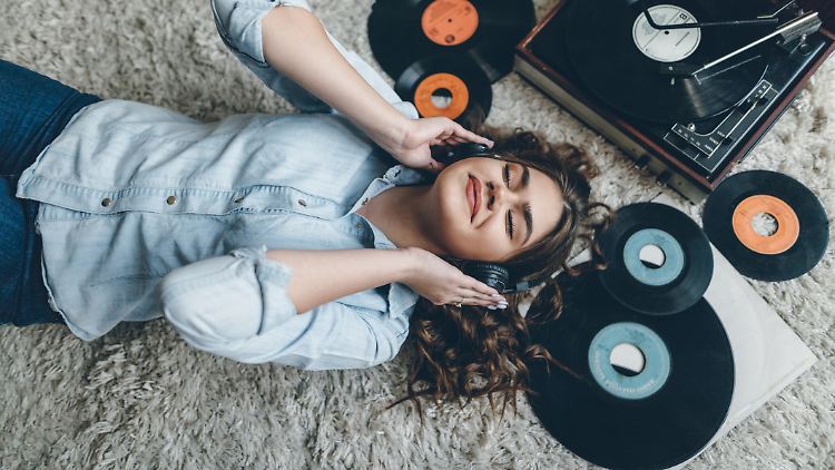 Bewusst Musik genießen statt Hintergrund-Beschallung – das könnte einer der Gründe sein, warum die Schallplatte ein Comeback feiert.