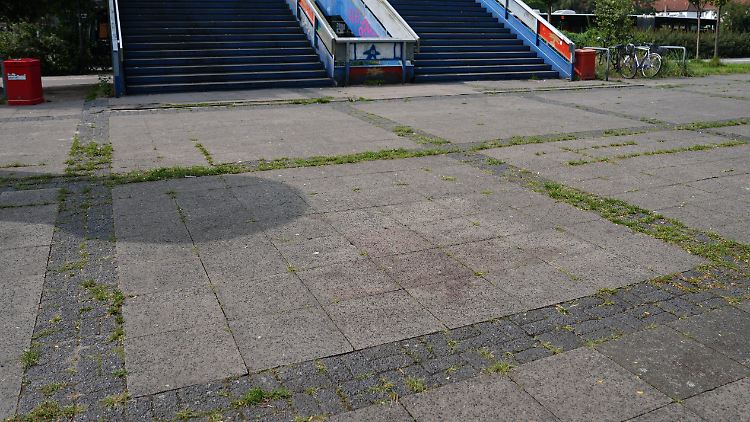 Blick auf einen Platz am Maukestieg am U-Bahnhof Billstedt. Im Vordergrund ist blass noch eine Blutlache zu sehen. 