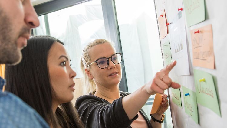 Fehler passieren im Berufsalltag: Wichtig ist, sie offen anzusprechen, sich ehrlich zu entschuldigen und daraus zu lernen.
