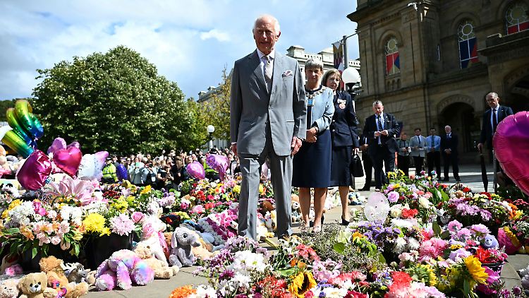 Kuscheltiere und Blumen erinnern an die Opfer der Messerattacke in Southport.