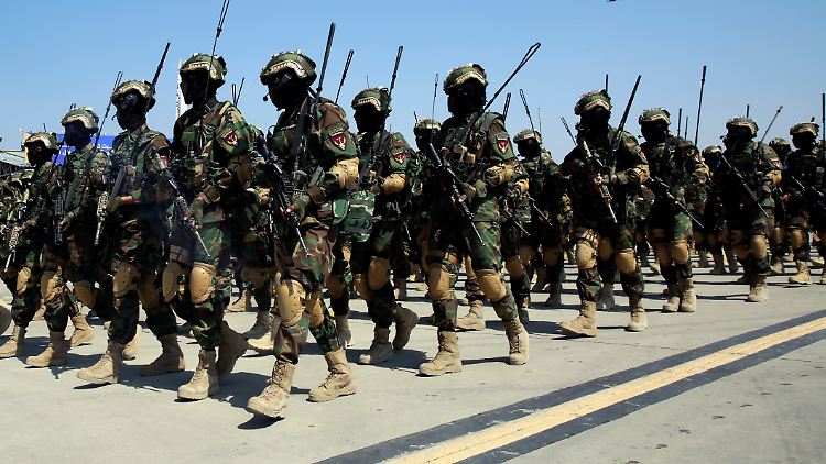 Bei einer Militärparade im afghanischen Bagram sind sie wegen Vermummung nicht zu sehen: die verpflichtenden Bärte der Sicherheitskräfte. 
