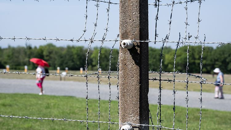 Der Zaun des ehemaligen Konzentrationslagers Buchenwald. 