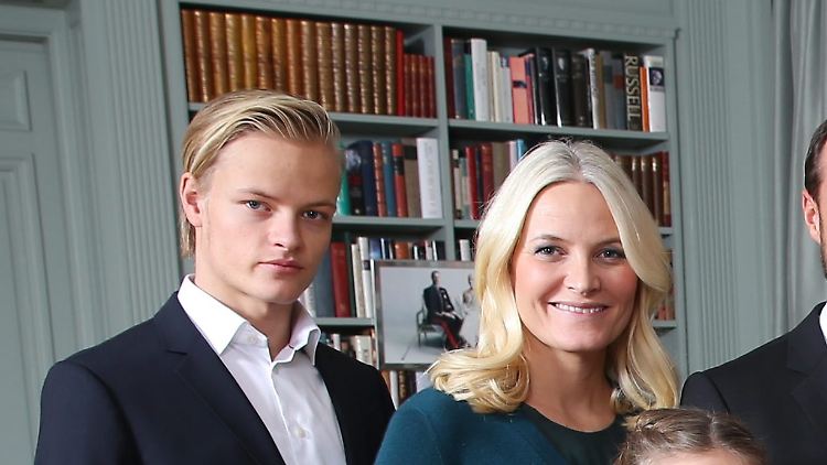 Marius Borg Høiby auf einem Familienfoto mit Mutter Mette-Marit (Archvibild).
