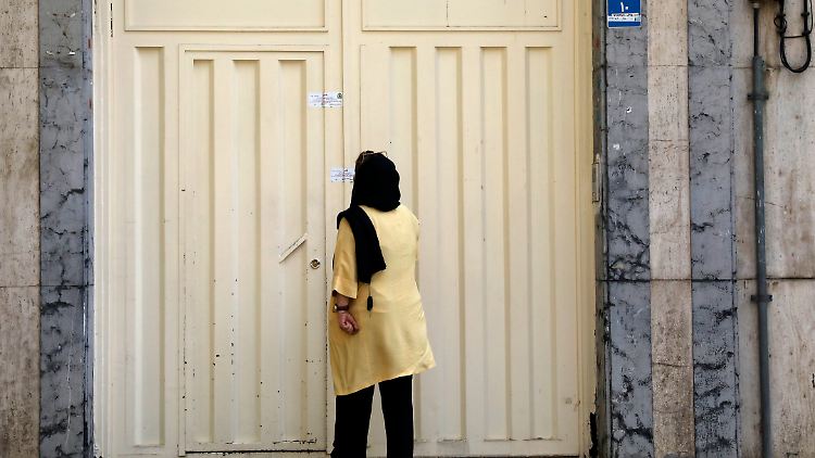 Das Schild des Sprachinstituts in Teheran wurde abgenommen, die Türen versiegelt. 