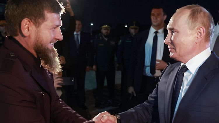 Kadyrow begrüßt Putin am Flughafen von Grosny.