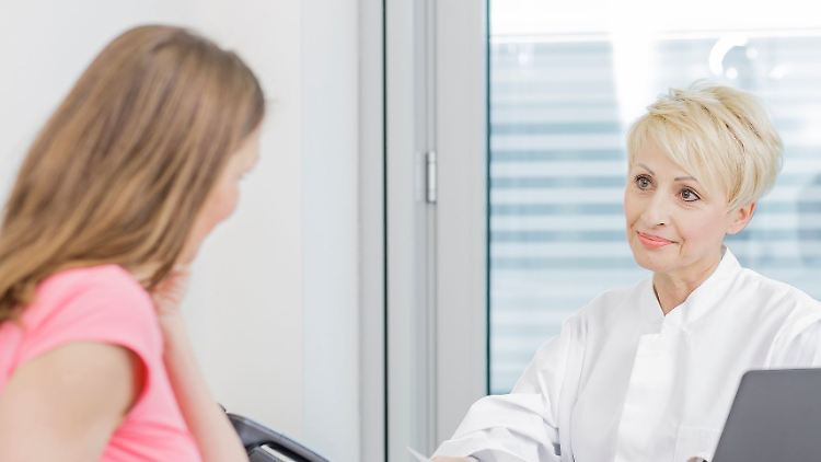 Wer medizinische Maßnahmen am Lebensende genau verstehen will, kann sich von Hausarzt oder Hausärztin bei der Patientenverfügung beraten lassen.