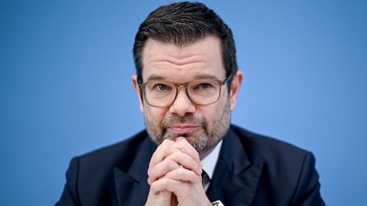 Buschmann sind "diese ganzen pseudotherapeutischen Selbstbespiegelungen" zutiefst fremd.
