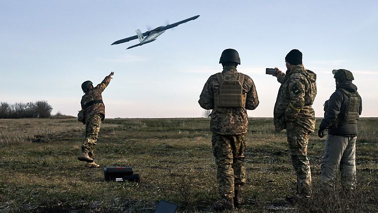 Ukrainische Soldaten starten Ende 2022 eine Drohne auf russische Stellungen in der Nähe von Bachmut. 