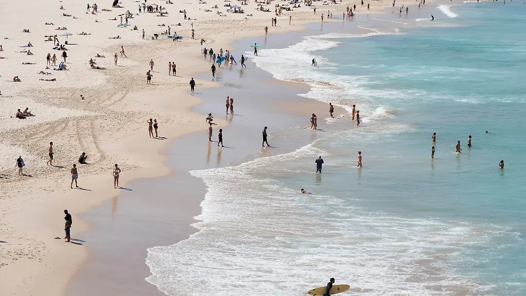 Menschen-suchen-Abkuehlung-am-Bondi-Beach-in-Sydney
