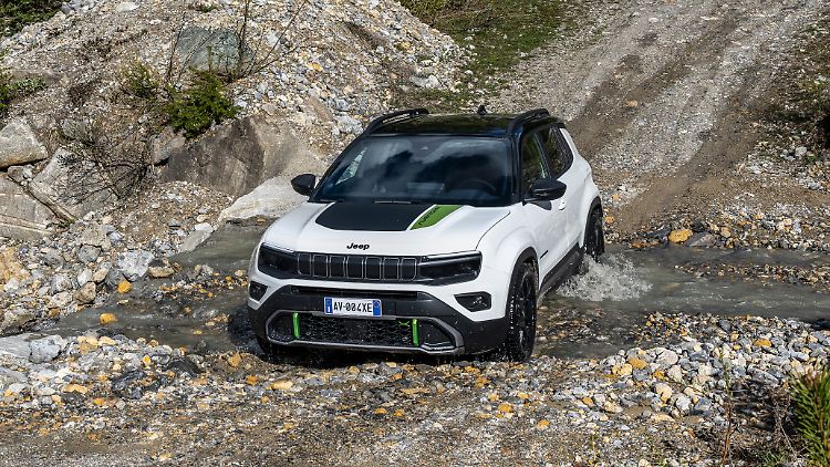 Auch anspruchsvollere Geländepassagen sind mit dem erstarkten Jeep Avenger zu überwinden.