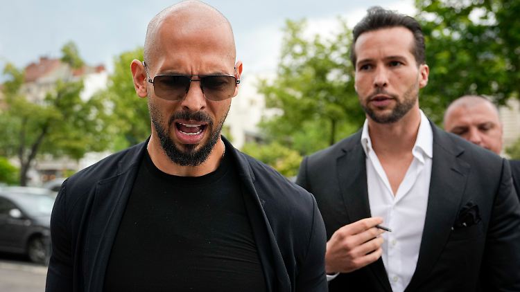 Andrew Tate und sein Bruder Tristan warten auf den Beginn ihres Strafprozesses.
