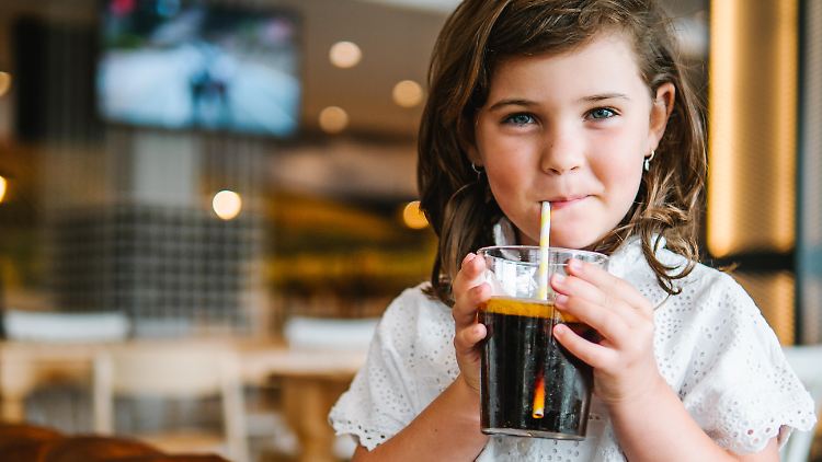 Untersucht wurden Getränke, deren Verpackung Kinder und Jugendliche ansprechen sollen. 