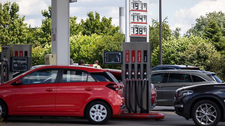 In Zukunft sollen nach Willen der Autoindustrie auch ausreichend Kraftstoffe wie Biosprit oder E-Fuels für die Verbraucher zur Verfügung stehen. 