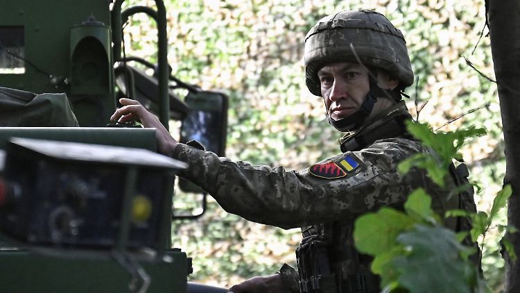 Ein ukrainischer Soldat kämpft bei Pokrowsk gegen russische Truppen.